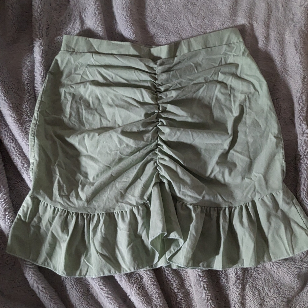 Pretty Little Thing Green Skirt size 8 ruffle